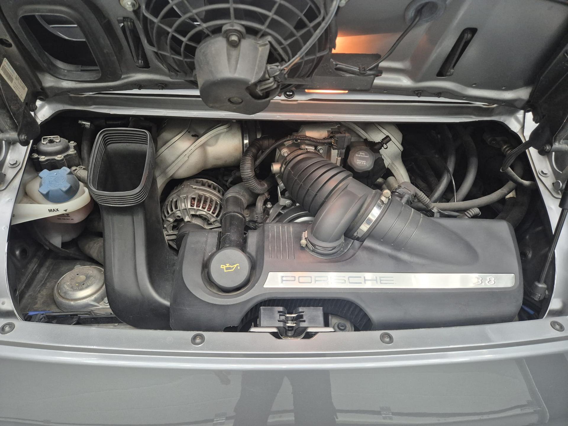 2005 Porsche 997 Carrera S, strieborná kupé, 42 000 km