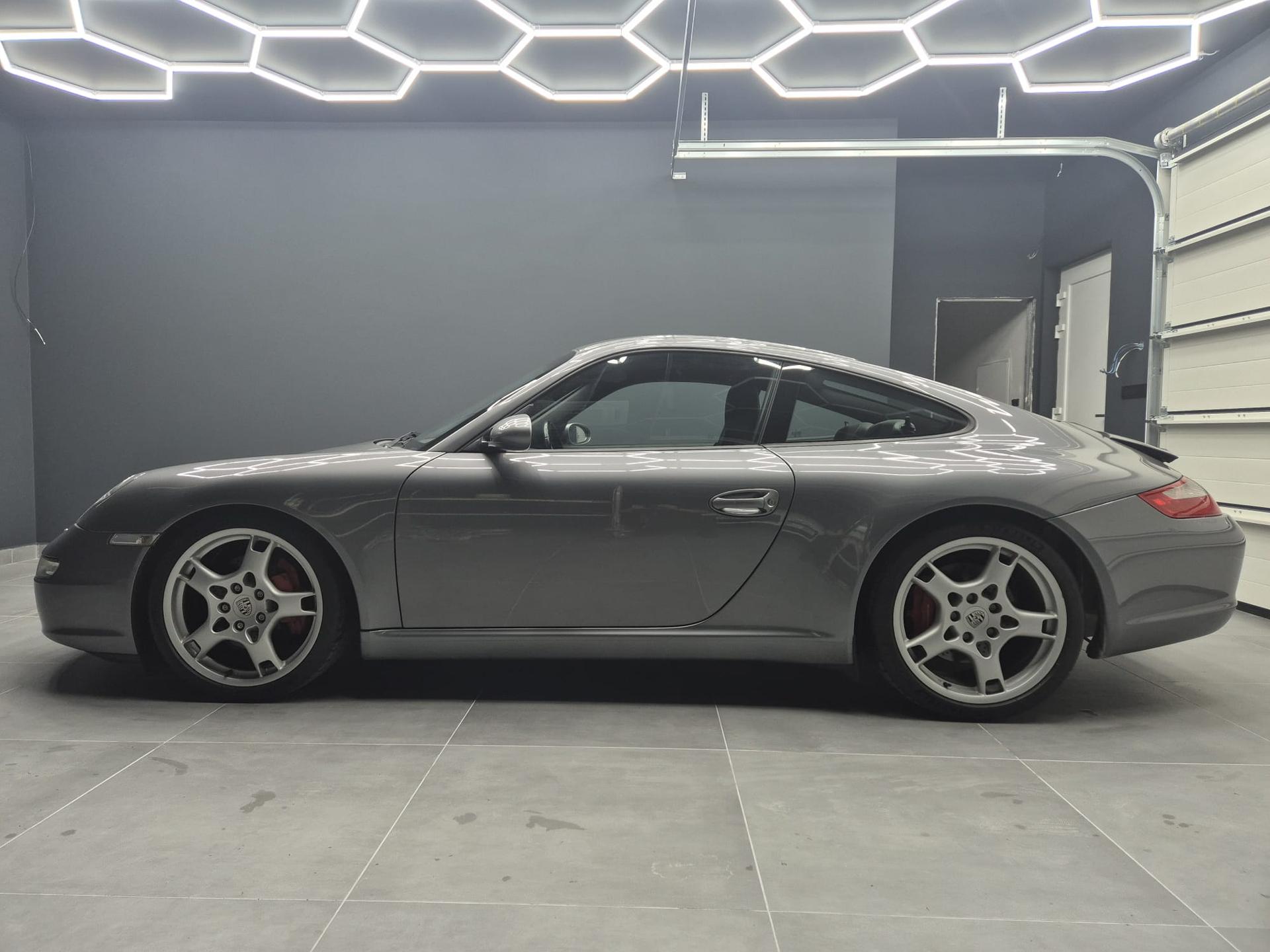 2005 Porsche 997 Carrera S, strieborná kupé, 42 000 km