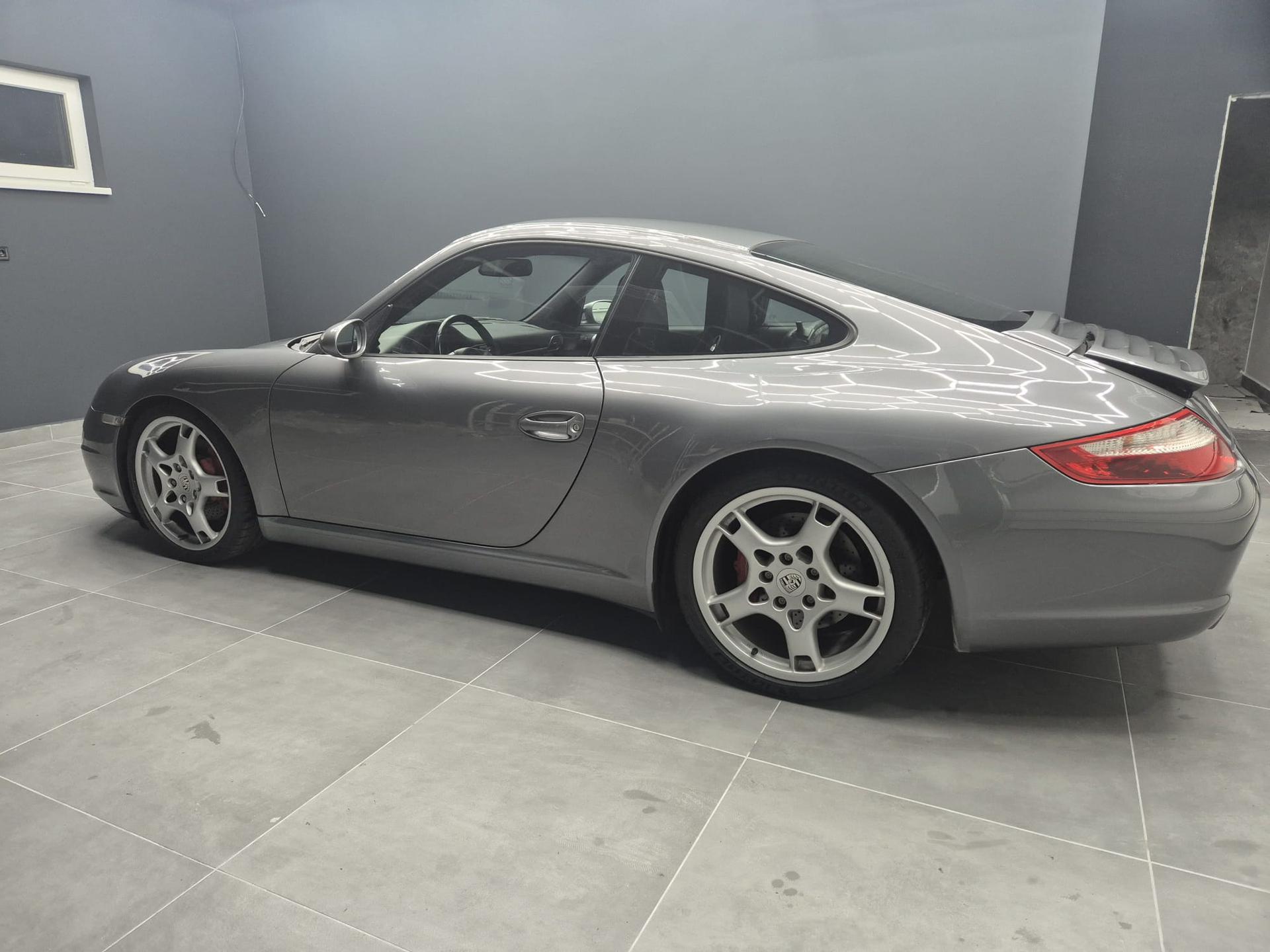 2005 Porsche 997 Carrera S, strieborná kupé, 42 000 km