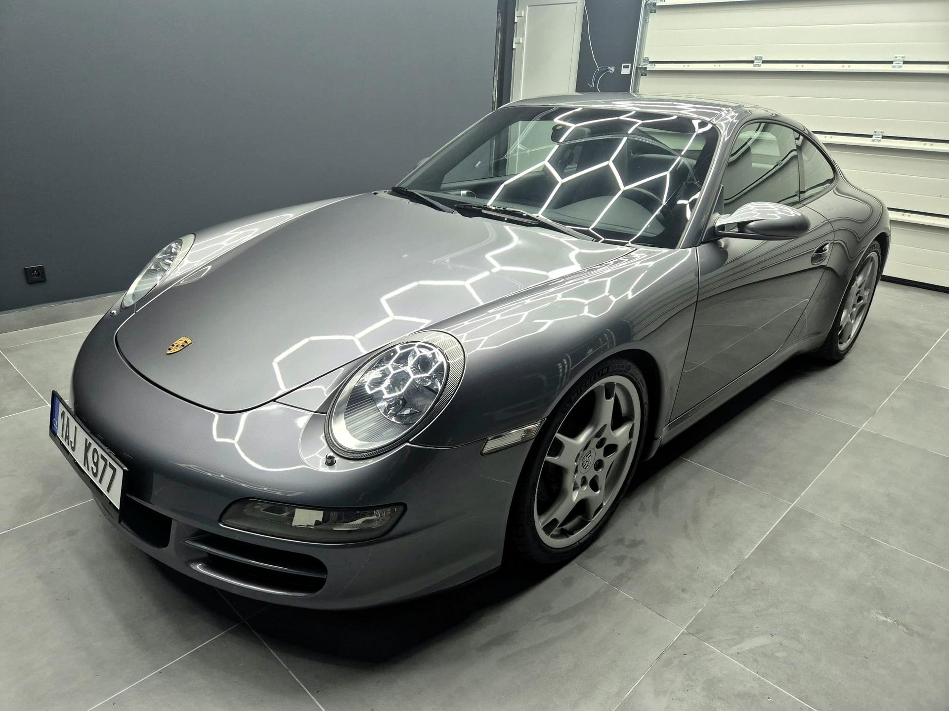 2005 Porsche 997 Carrera S, strieborná kupé, 42 000 km