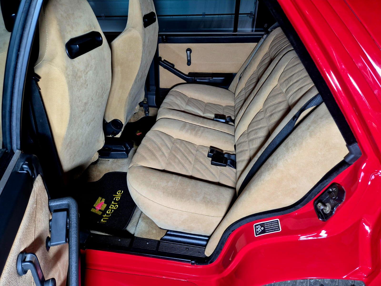 1994 Lancia Delta HF Integrale EVO 2, červená hatchback, 129 000 km