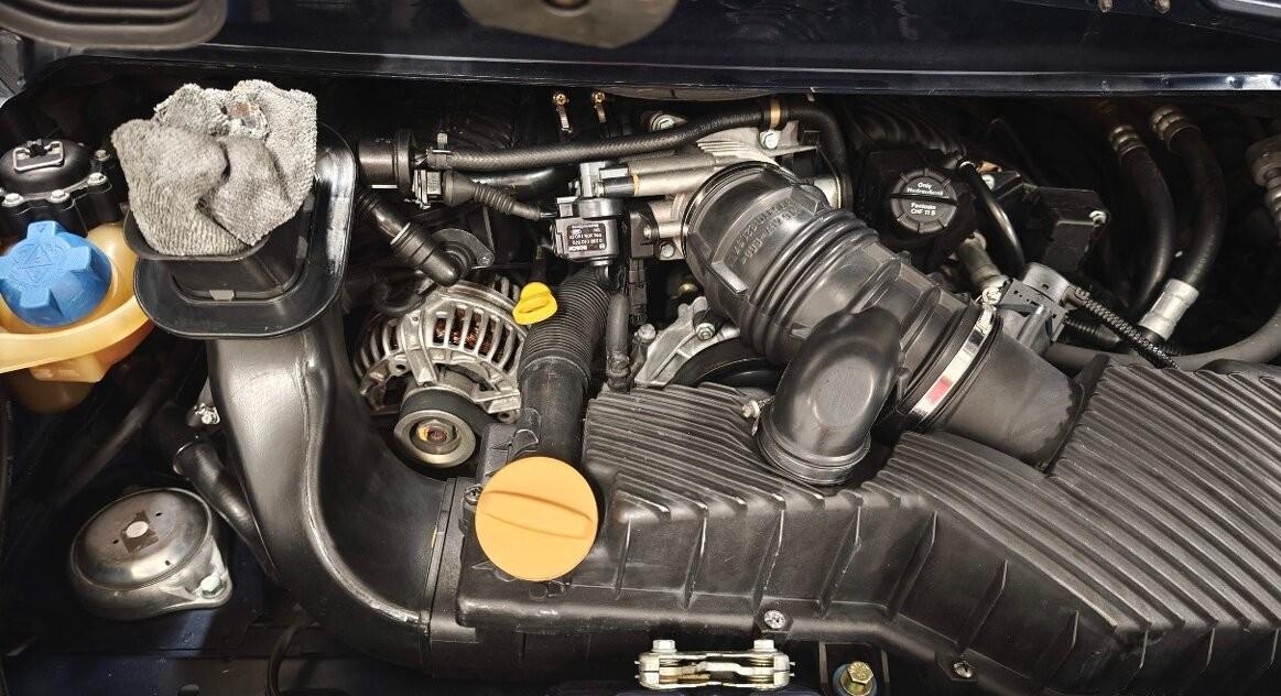 1998 Porsche 996 Carrera / 4, tmavomodrá kupé, 149 000 km