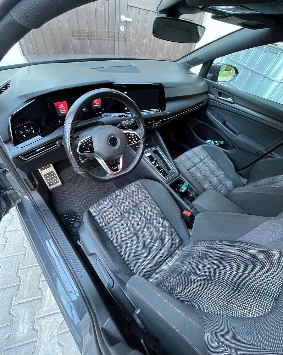 2021 Volkswagen Golf GTI, sivá hatchback, 72 000 km