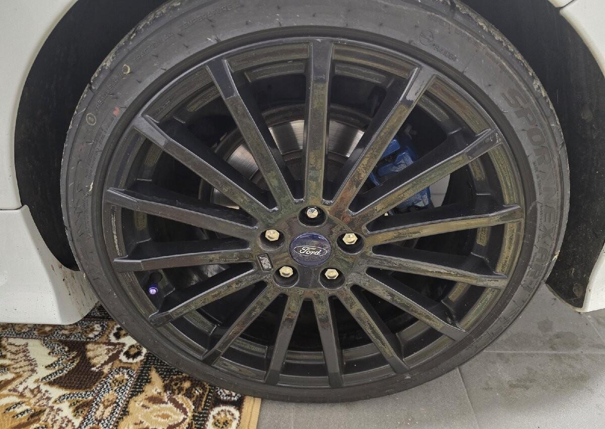 2009 Ford Focus RS, biela hatchback, 59 000 km