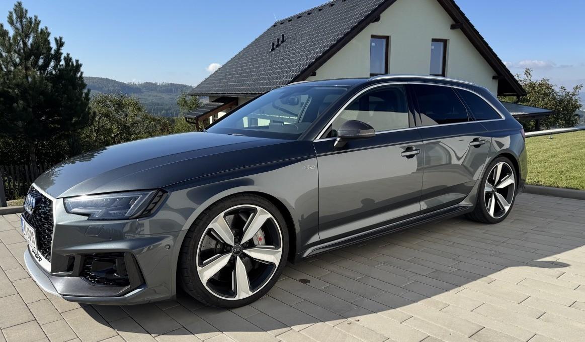 2018 AUDI RS4, sivá kombi, 118 000 km