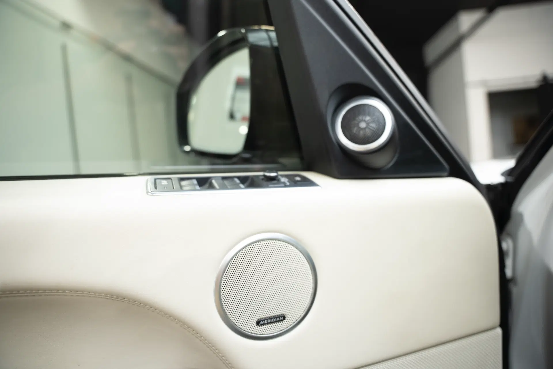 2015 Land Rover RR Sport SV Autobiography, biela suv, 216 000 km