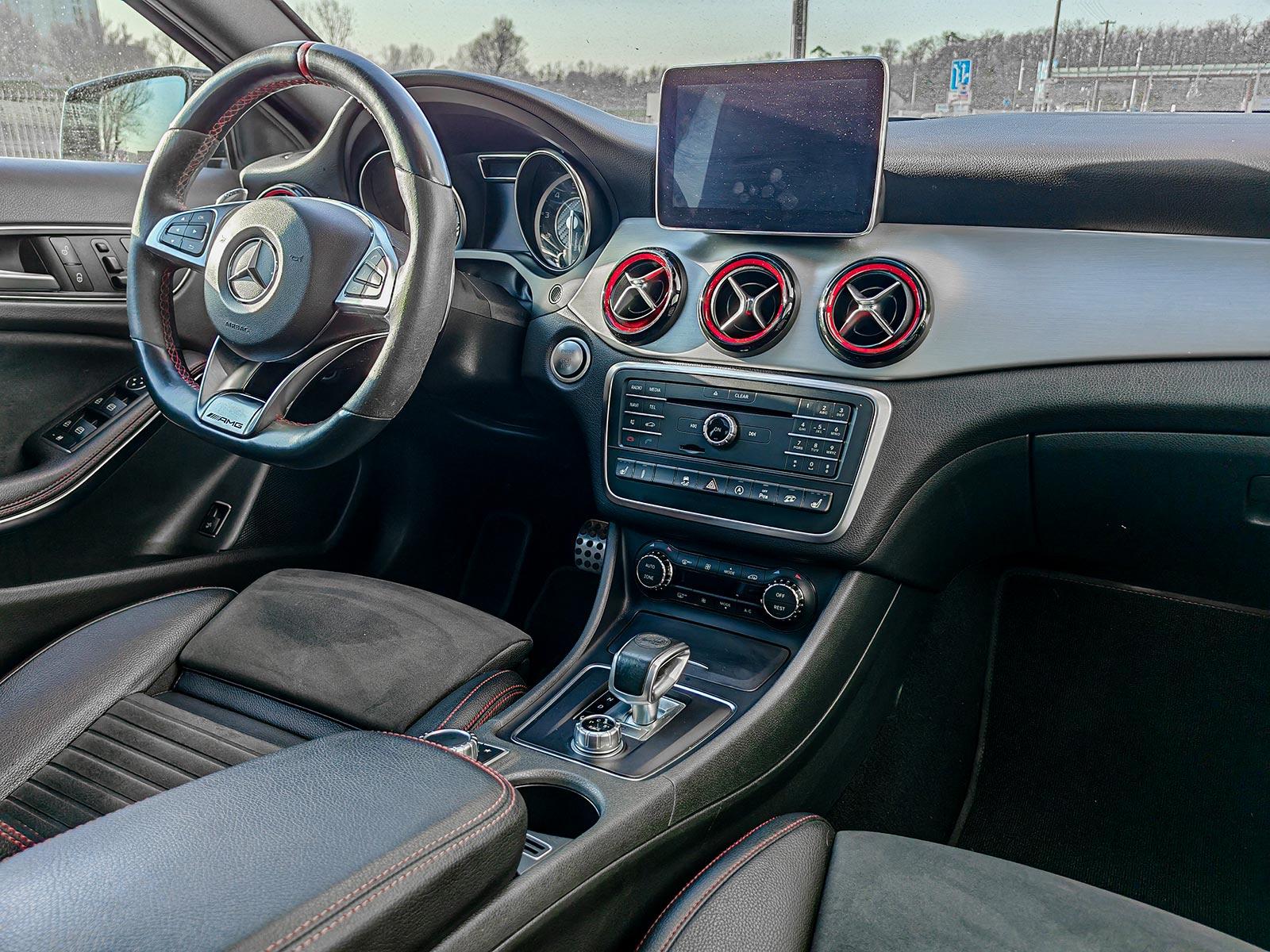 2016 Mercedes-Benz GLA 45 AMG AMG Performance, čierna hatchback, 124 000 km